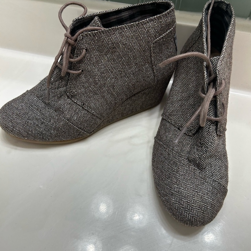 Toms Black and Gray Herringbone Wedges SZ 8.5